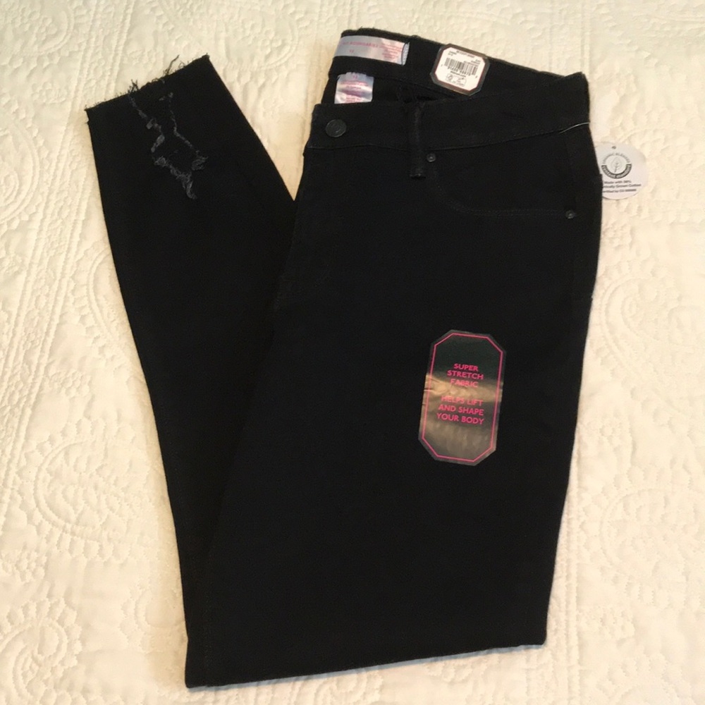 NWT NO Boundaries Slimming Jeans